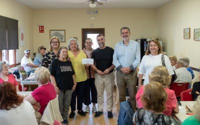 Usuarios del Hogar del Pensionista donan 1.000 euros a la asociación T’Ajudem a Créixer