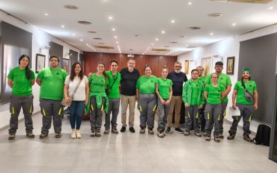 Diez jóvenes continúan su formación en jardinería con un contrato remunerado en l’Alfàs