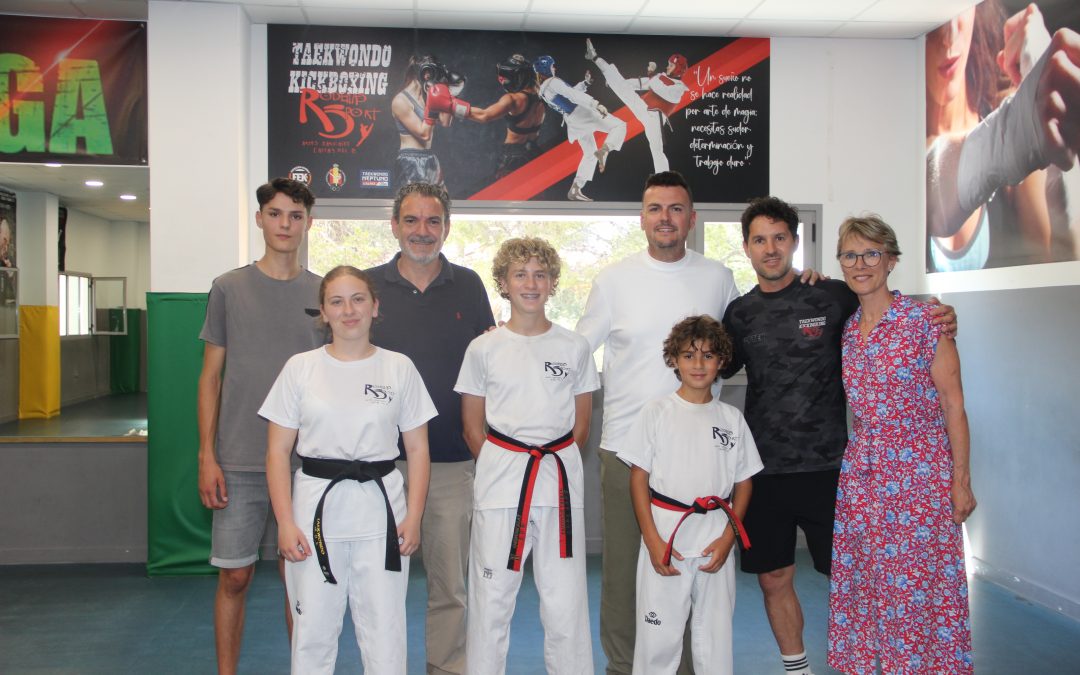 El Alcalde recibe a los mejores alumnos de taekwondo y Kickboxing