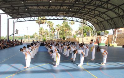 Alumnos de taekwondo recogieron sus nuevos cinturones al pasar de nivel en la ceremonia de fin de curso