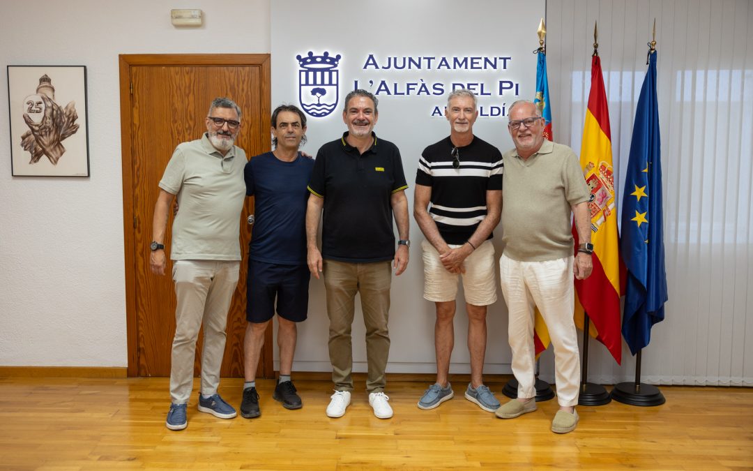 El Ayuntamiento de l’Alfàs del Pi reconoce la trayectoria de los carteros jubilados Javier Pérez y Carlos Ivorra