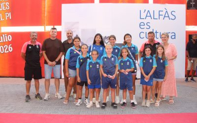 Un grupo de jugadoras del CF l’Alfàs del Pi acuden a la proyección de la película “Pioneras” que cuenta las dificultades del primer equipo femenino español en los 70