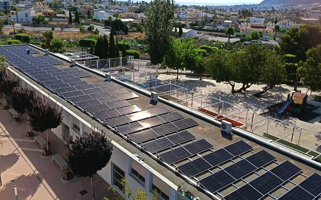 Entra en su recta final la instalación de placas fotovoltaicas en el CEIP Veles e Vents de l’Alfàs del Pi