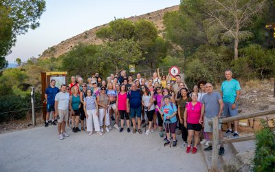 Medio centenar de personas participa en la caminata nocturna organizada por AACC