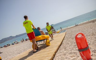 El punto de baño accesible de la playa Racó de l’Albir a pleno rendimiento hasta finales de septiembre