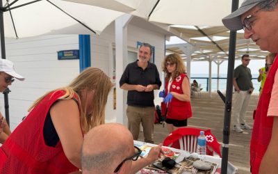 Cruz Roja acerca cada viernes su campaña estival de promoción de la salud a la playa de l’Albir