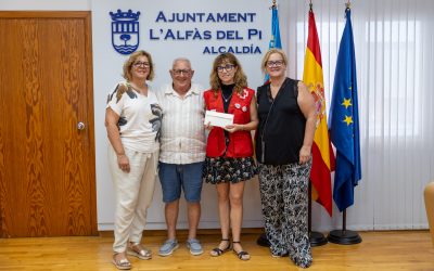 La Asociación de Jubilados Racó de l’Albir dona 600 euros a Cruz Roja de l’Alfàs