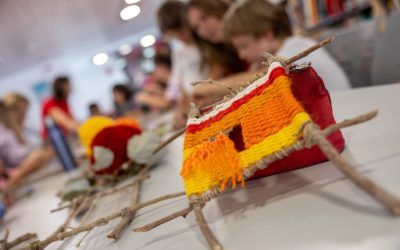 La Biblioteca Infantil de l’Alfàs del Pi acerca el tejido a los más pequeños con un taller de telar