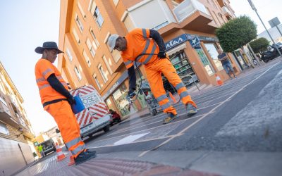 El Ayuntamiento de l’Alfàs del Pi renueva la pintura de 78 pasos de cebra para mejorar la seguridad vial