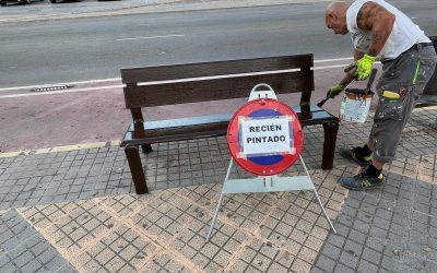 El mantenimiento del mobiliario urbano forma parte del trabajo diario de los Servicios Técnicos de l’Alfàs