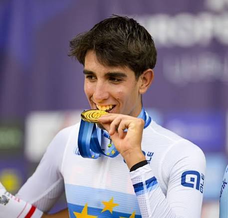 Héctor Álvarez , Campeón de Europa y Subcampeón del mundo  sub 23 ahora primero de la  París-Tours sub-23